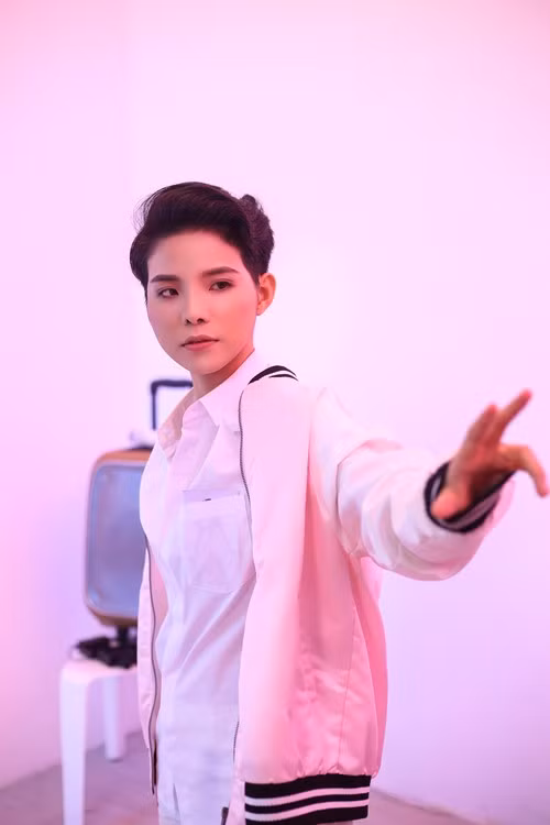 Ở đời thường, cô cũng chăm diện các mốt đang thịnh hành của phái nam. 