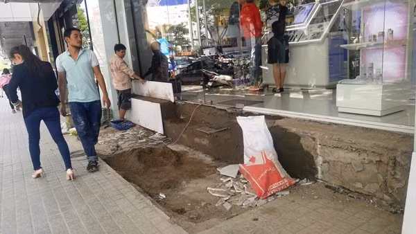 Khoét một phần đất, ngay lối cửa ra vào để làm bậc tam cấp. Đây là phương án được nhiều cửa hàng đang kinh doanh bên trong khách sạn New World tính đến khi khắc phục phần lấn chiếm... 