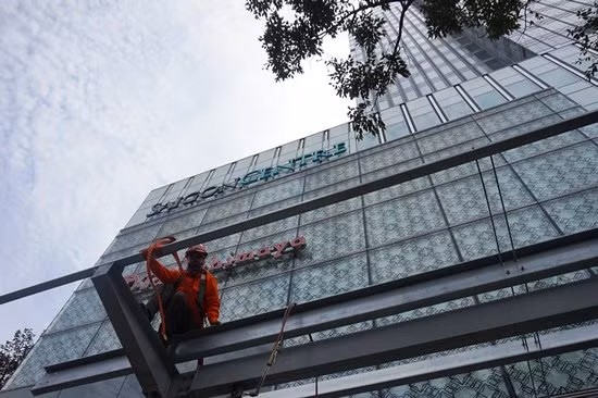 Mái che lấn chiếm vỉa hè tại cao ốc 25 tầng Saigon Centre đường Nam Kỳ Khởi Nghĩa sau chỉ đạo của Phó chủ tịch Đoàn Ngọc Hải cũng đã được tháo dỡ...