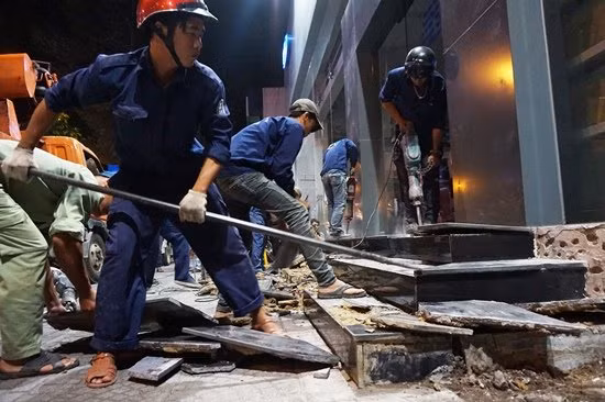 Tương tự, bậc thềm của gara ôtô Sài Gòn trên đường Trần Hưng Đạo lấn chiếm vỉa hè cũng bị ông Hải yêu cầu tháo dỡ tối 23/3. Hiện, phía chủ gara đã thuê nhân công đến khắc phục, sửa chữa cho hợp mỹ quan đô thị.