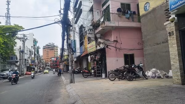 Trụ sở khu phố lấn chiếm vỉa hè sau đó bị đoàn kiểm tra 'xóa sổ', trả lại vỉa hè thông thoáng cho người đi bộ.