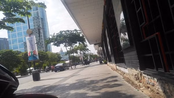 Ngày 19/3, ông Hải chỉ đạo cưỡng chế tháo dỡ bậc tam cấp nhà VTP Office Service Center do công ty Quản lý Kinh doanh Nhà TP quản lý. Ngoài ra, nhiều căn nhà, cửa hàng trên đường Nguyễn Huệ có công trình lấn chiếm vỉa hè cũng bị xử lý nghiêm, theo tinh thần "lấn một tấc cũng đập bỏ"