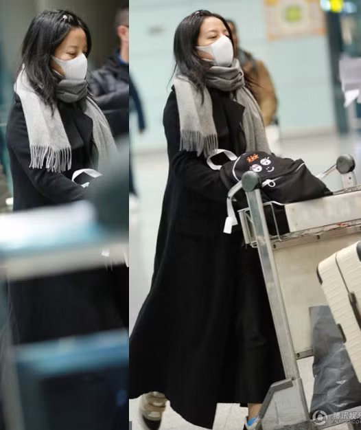 Tháng 11/2016, phóng viên vừa chụp được hình ảnh Triệu Vy tại sân bay Bắc Kinh, Trung Quốc khi để mặt mộc và bịt khẩu trang kín mít. Tuy nhiên người tinh ý vẫn có thể nhận ra mái tóc rối bù và đôi mắt sưng húp của Én nhỏ. Được biết, Triệu Vy vừa có một chuyến bay đường dài bởi vậy cô khá mệt mỏi khi xuất hiện trước ống kính.