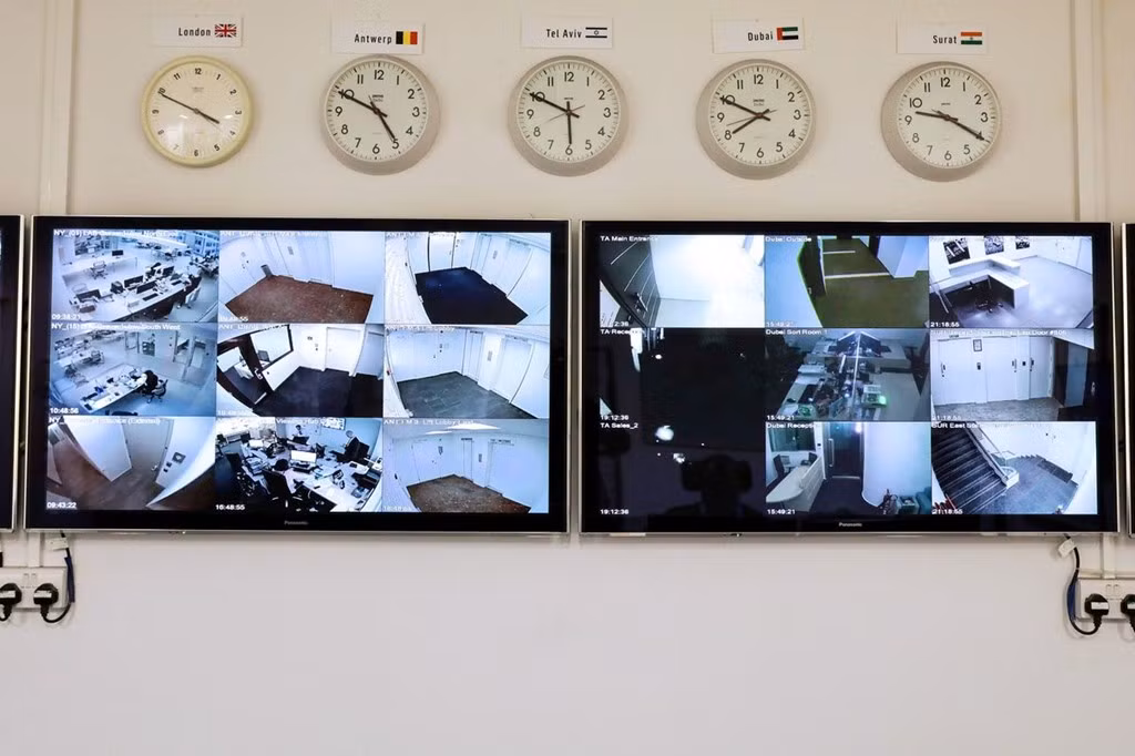 Camera an ninh theo dõi hoạt động của công ty trên toàn cầu. Trụ sở De Beers ở London được coi là biểu tượng đặc trưng nhất của ngành công nghiệp sản xuất kim cương.