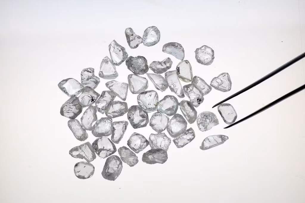 De Beers khai thác 27,3 triệu carat kim cương trong năm 2016 và thu về 6,1 tỷ USD. Công ty tiến hành khai thác ở Botswana, Nam Phi, Canada, thậm chí ở đáy biển Đại Tây Dương tại Namibia…