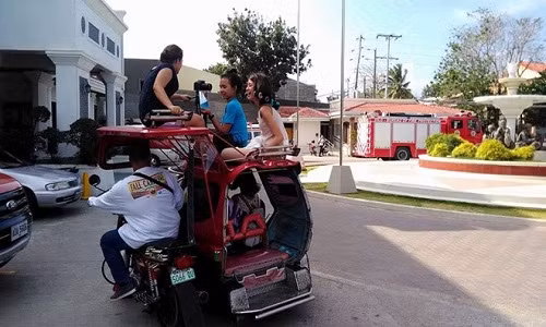 Trang diem cuc chat tren noc xe dang chay