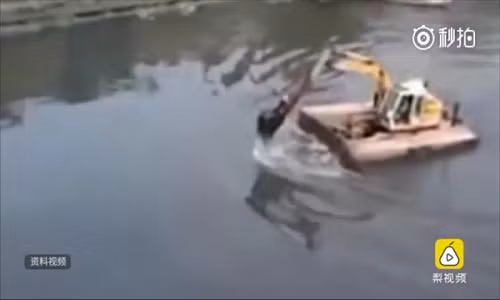 Cai ket dang long khi dung may xuc cheo qua song