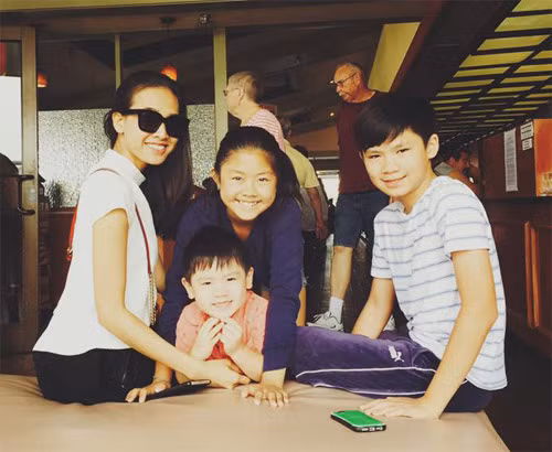 Sau khi hẹn hò cùng Dương Mỹ Linh, Bằng Kiều cũng từng đưa bạn gái đến chúc mừng sinh nhật 5 tuổi của bé Kenzi – cậu con trai út của anh và vợ cũ. 