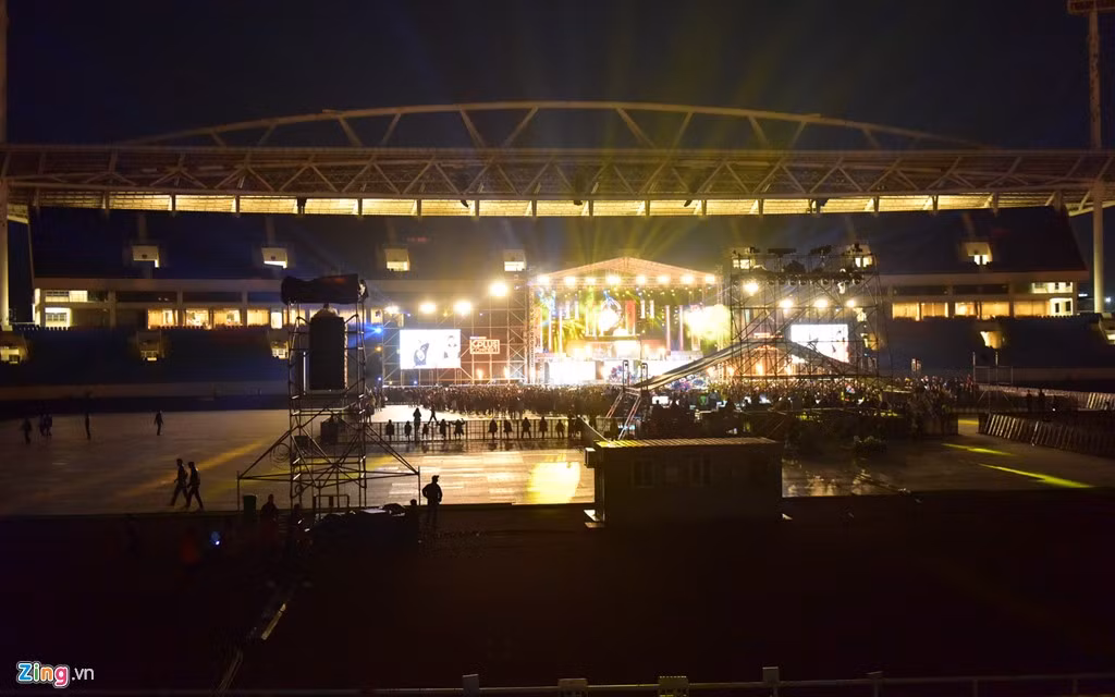 Khi BTC công bố giá vé từ 400.000 đồng đến 3,8 triệu đồng, nhiều fan đã lên tiếng tẩy chay chương trình khiến sau đó BTC phải đưa ra nhiều chương trình khuyến mại.