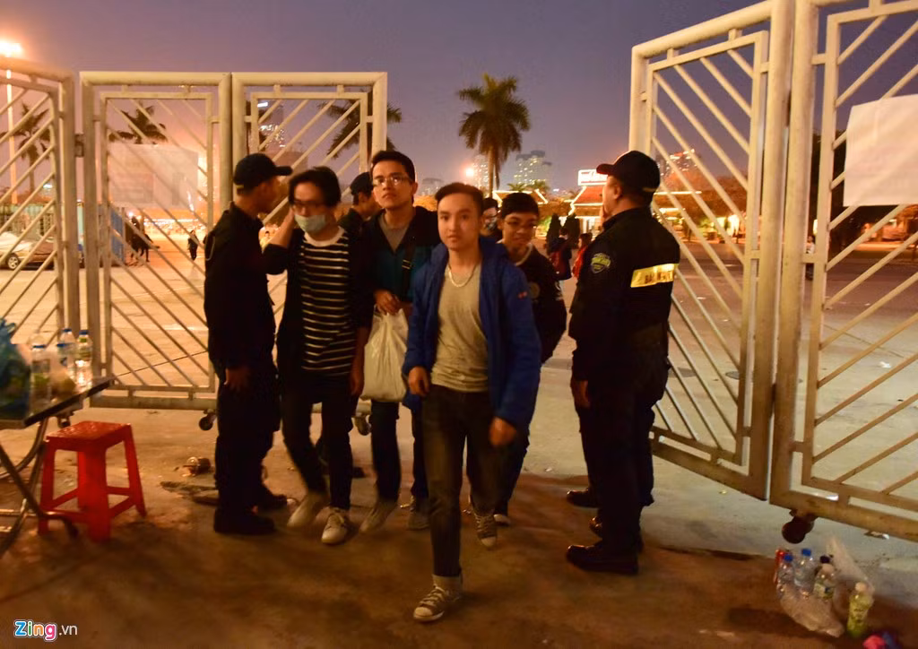 Sang ngày 26/3, BTC đã mở cửa tự do để cả những khán giả không có vé cũng được tham gia đêm nhạc.