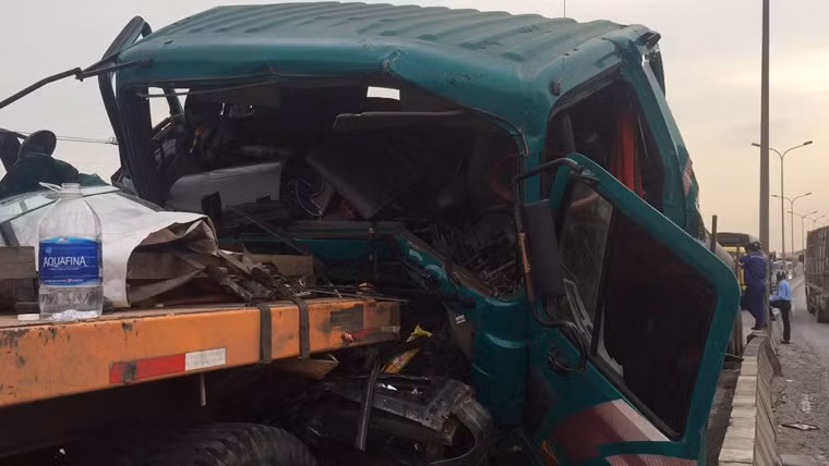 Cú tông liên hoàn làm những cọc nhồi trên xe container bị đẩy về phía trước, đập vào phía sau cabin khiến tài xế mắc kẹt bên trong kêu la cầu cứu thảm thiết.