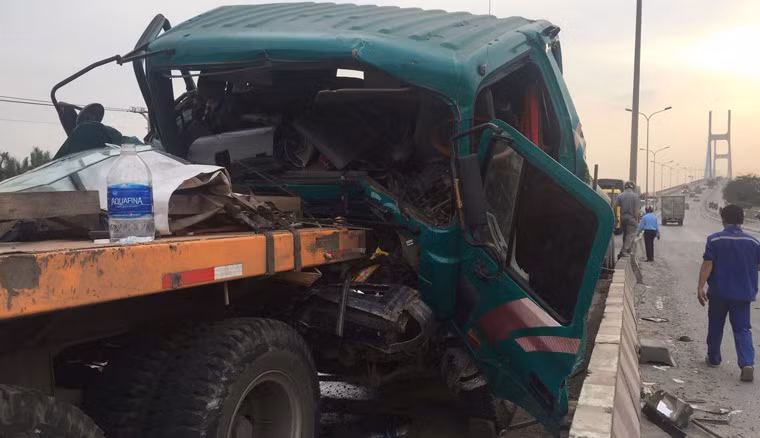 Lúc này, nhiều tài xế đi ngang qua đã cùng nhau dùng xà ben, cây sắt... cạy cabin, đưa tài xế gặp nạn ra ngoài rồi nhanh chóng chuyển vào bệnh viện.