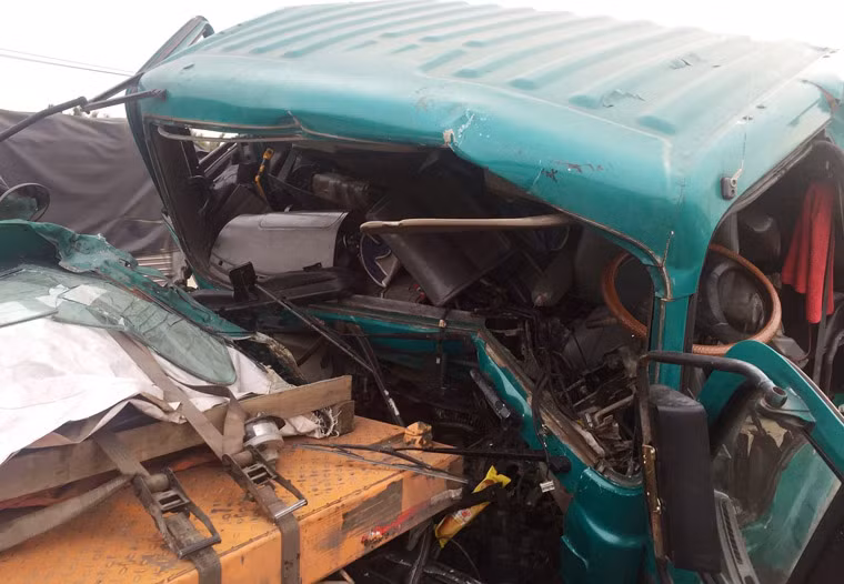 Vụ tai nạn còn làm 3 xe hư hỏng, trong đó, đầu xe container 57L bị biến dạng, vỡ nát.