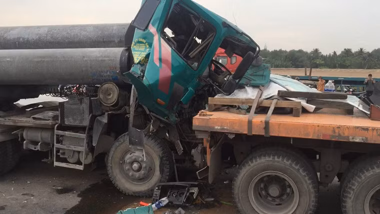 Khi vừa đổ hết dốc cầu (phường Thạnh Mỹ Lợi, quận 2, Tp.HCM) thì bất ngờ đâm thẳng vào đuôi xe container mang BKS: 50LD - 057.79 chở sắt cuộn, chạy cùng chiều khiến phương tiện này lao tới tông vào 1 xe container khác.