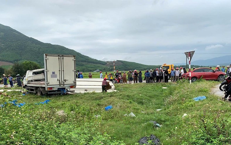 Người dân Hà Tĩnh giúp tài xế gom hàng tấn cá sau tai nạn Nguoi dan Ha Tinh giup tai xe gom hang tan ca sau tai nan