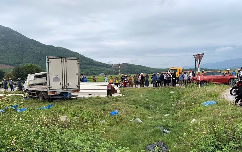 Nguoi dan Ha Tinh giup tai xe gom hang tan ca sau tai nan