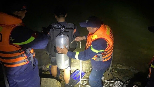 Ra bờ sông chơi, một học sinh ở Quảng Bình đuối nước thương tâm Ra bo song choi, mot hoc sinh o Quang Binh duoi nuoc thuong tam