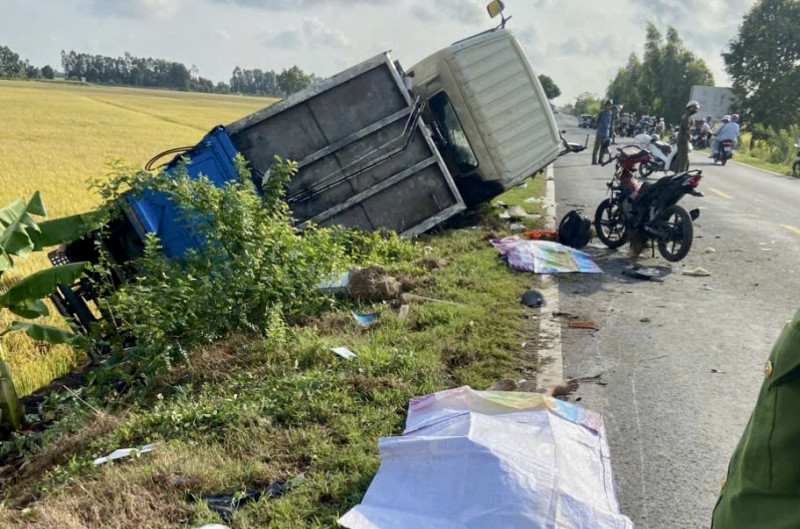 Xe chở rác va chạm xe máy, 4 người thương vong ở Long An Xe cho rac va cham xe may, 4 nguoi thuong vong o Long An