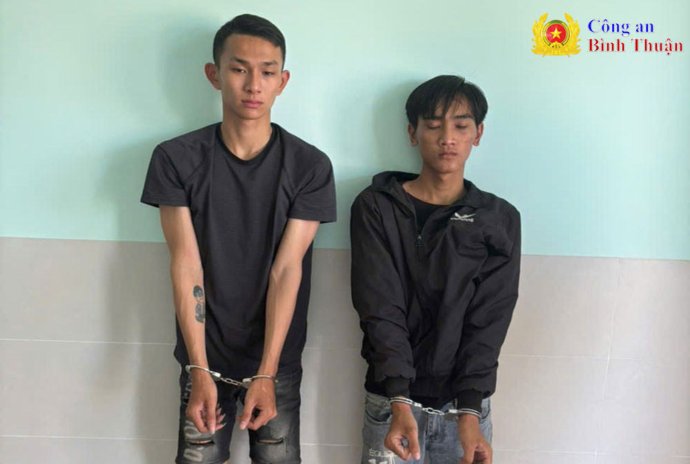 Bắt nóng 2 đối tượng cướp tài sản người đi đường ở Bình Thuận Bat nong 2 doi tuong cuop tai san nguoi di duong o Binh Thuan