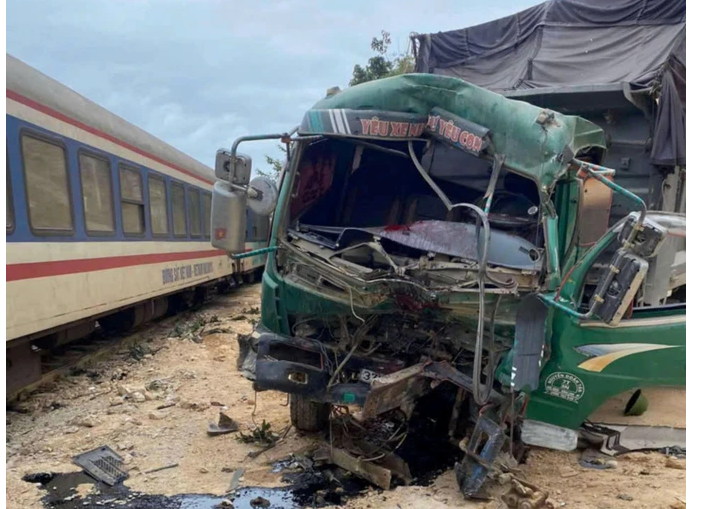 Va chạm với tàu hoả ở Hà Tĩnh, tài xế xe tải bị thương nặng Va cham voi tau hoa o Ha Tinh, tai xe xe tai bi thuong nang