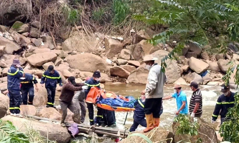 Tim thay thi the cu ong bi nuoc cuon troi o Lam Dong