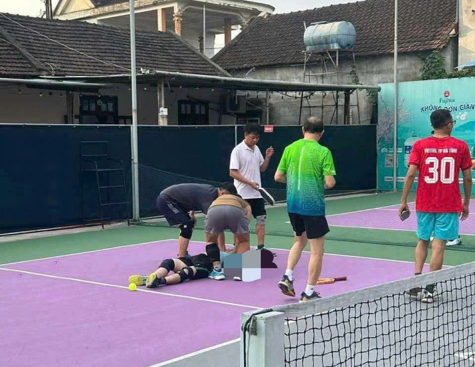 Nguoi dan ong o Ha Tinh dot quy, tu vong khi choi pickleball