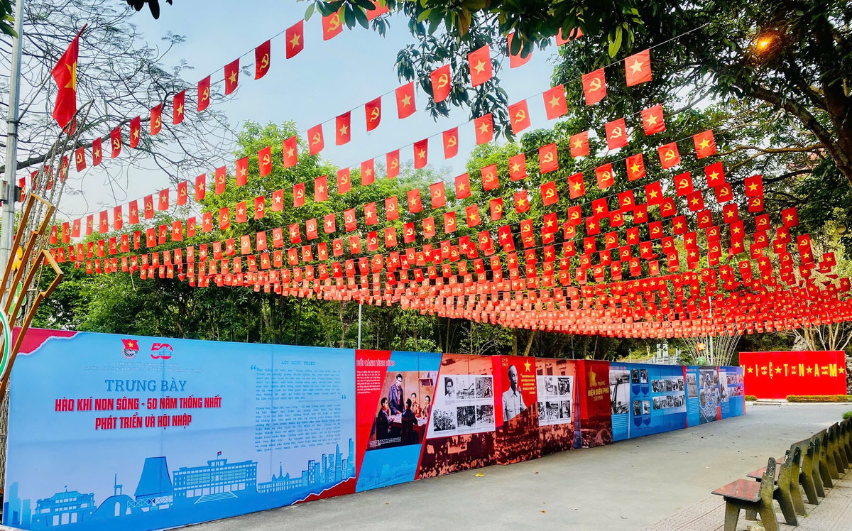 Nhiều tuyến đường trong khuôn viên Khu di tích Ngã ba Đồng Lộc được trang trí hàng nghìn lá cờ Tổ quốc, cờ Đảng để chào mừng kỷ niệm 50 năm Ngày giải phóng miền Nam, thống nhất đất nước.
