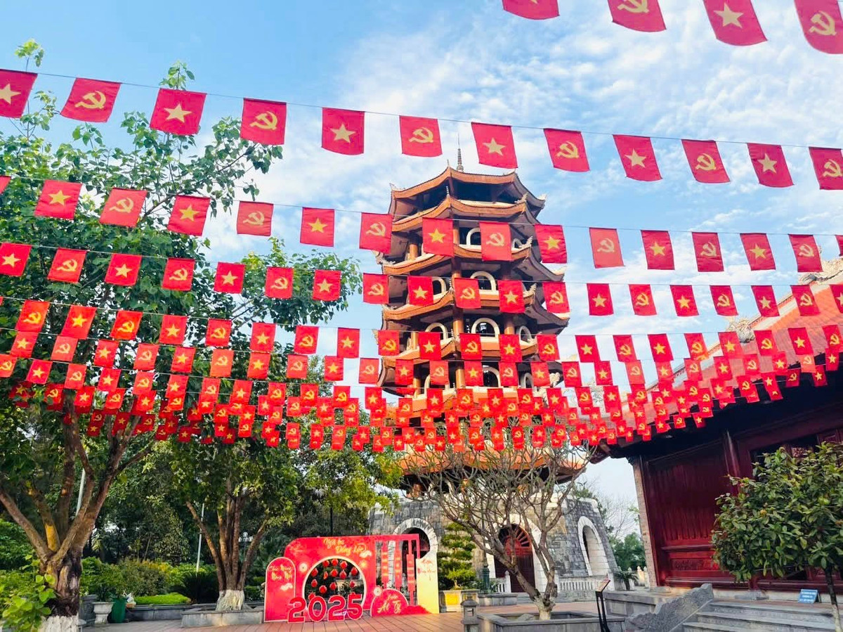 Cờ hoa được bài trí rực rỡ tại khu vực Tháp chuông Ngã ba Đồng Lộc.