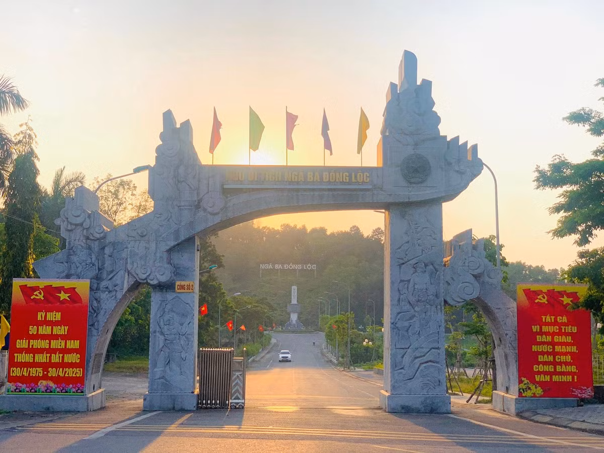 Ngày 09/12/2013, Khu di tích Ngã ba Đồng Lộc được Thủ tướng Chính phủ ký quyết định công nhận Khu di tích lịch sử cấp Quốc gia Đặc biệt trên hệ thống đường Hồ Chí Minh huyền thoại. Khu di tích Ngã ba Đồng Lộc được xem là địa chỉ đỏ, giáo dục truyền thống cách mạng cho nhân dân và thế hệ trẻ cả nước, hằng năm có hàng ngàn triệu lượt du khách đến dâng hương tưởng niệm, tri ân, tưởng nhớ các anh hùng liệt sỹ.