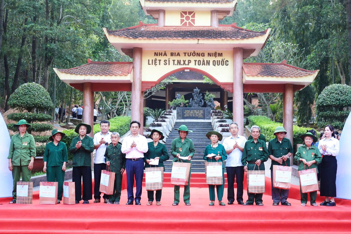 Lãnh đạo tỉnh Hà Tĩnh tặng quà cho người có công với cách mạng tại Chương trình “Tuổi trẻ Hà Tĩnh viết tiếp câu chuyện hoà bình”.
