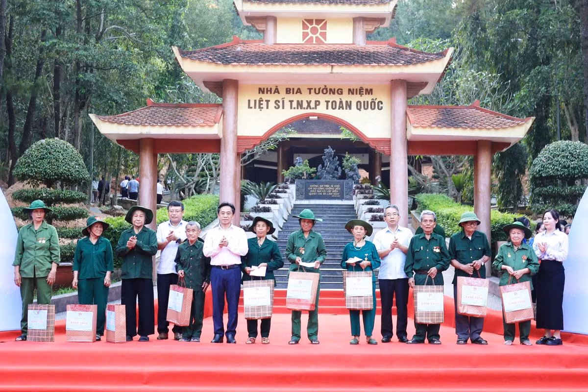 Lãnh đạo tỉnh Hà Tĩnh tặng quà cho người có công với cách mạng tại Chương trình “Tuổi trẻ Hà Tĩnh viết tiếp câu chuyện hoà bình”.