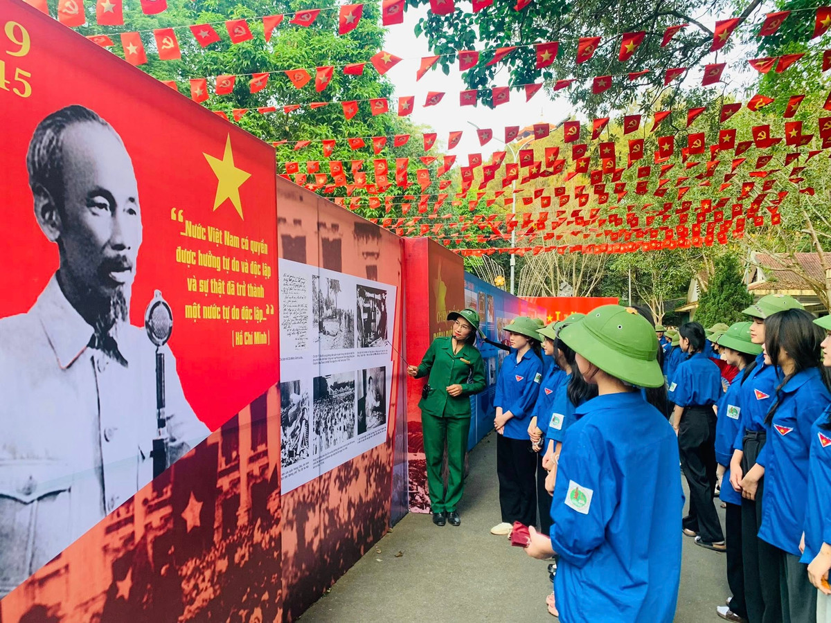 Cũng trong dịp này, Khu di tích Ngã Ba Đồng Lộc đã tổ chức trưng bày Triển lãm ngoài trời với chủ đề “Hào khí non sông – 50 năm thống nhất, phát triển và hội nhập”.