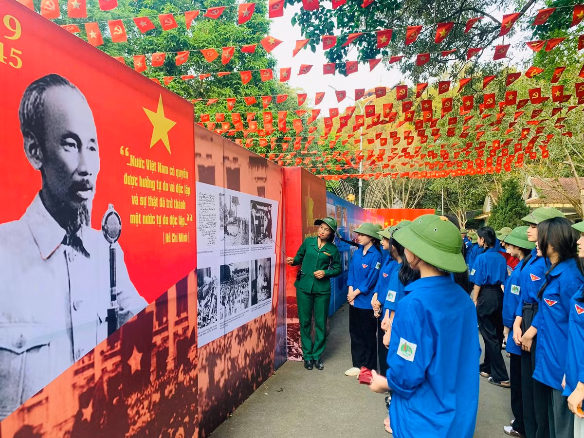 Cũng trong dịp này, Khu di tích Ngã Ba Đồng Lộc đã tổ chức trưng bày Triển lãm ngoài trời với chủ đề “Hào khí non sông – 50 năm thống nhất, phát triển và hội nhập”.