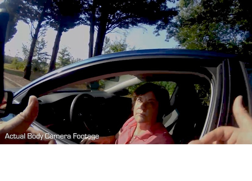 Đây là hình ảnh thu được từ một chiếc điện thoại Galaxy S9 của cảnh sát quận Kit Carson, bang Colorado, Mỹ khi đang làm nhiệm vụ kiểm tra xe, giấy tờ một người đi đường. Có thể thấy, hình ảnh thu lại rất sắc nét, vị trí, góc nhìn camera rất hợp lý, hiển thị rất chi tiết tình huống đang diễn ra.