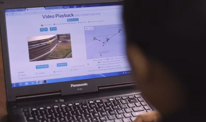 Tại công cục cảnh sát, sẽ có một bộ phận chuyên quản lý và giám sát những dữ liệu chuyển về từ điện thoại của các cảnh sát đang làm nhiệm vụ. Sự kết hợp giữa điện thoại di động và phần mềm Visual Labs giúp đơn giản hóa rất nhiều quá trình thi hành công vụ, lưu giữ hình ảnh, bằng chứng của cảnh sát.