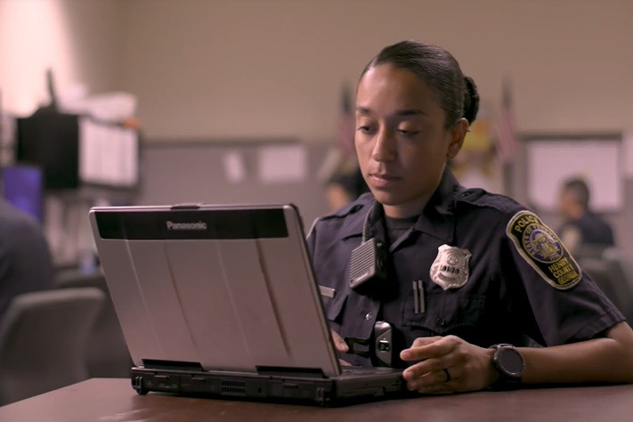 Trong các dòng điện thoại được cảnh sát Mỹ sử dụng để giám sát, chiếc Galaxy S9 được đánh giá cao hơn cả. Sản phẩm đến từ hãng Samsung này là điện thoại thông minh đầu tiên đạt chứng nhận FirstNet Ready. Có khả năng khi hình 2160p ở 60fps, 1080p/240fps và 720p/960fps, chống rung OIS. Những chiếc điện thoại S9 sẽ được cài thêm phần mềm Visual Labs, giúp truyền dẫn hình ảnh, video về thẳng công cục cảnh sát chỉ trong nháy mắt.