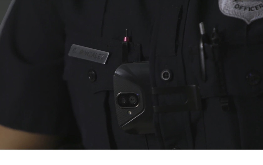 Chiếc Galaxy S9 được lắp vào một đế kẹp thiết kế đơn giản nhưng rất chắc chắn. Cảnh sát Mỹ sẽ đeo cụm thiết bị này lên trước ngực, để lộ phần ống kính máy ảnh ra ngoài. Vị trí gắn máy này tạo ra sự thoải mái và các thao tác sử dụng rất nhanh, gọn.