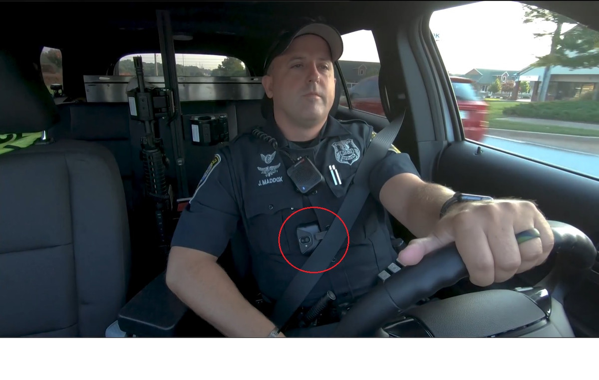 Cụ thể cảnh sát quận Kit Carson, bang Colorado, Mỹ được phép sử dụng chính điện thoại của mình cùng một phụ kiện để có thể gắn lên ngực, thay cho camera giám sát chuyên dụng. Ngoài ra, ở một số vị trí công việc, cảnh sát còn được trang bị riêng những chiếc điện thoại Samsung Galaxy S9 để sử dụng trong công tác giám sát.