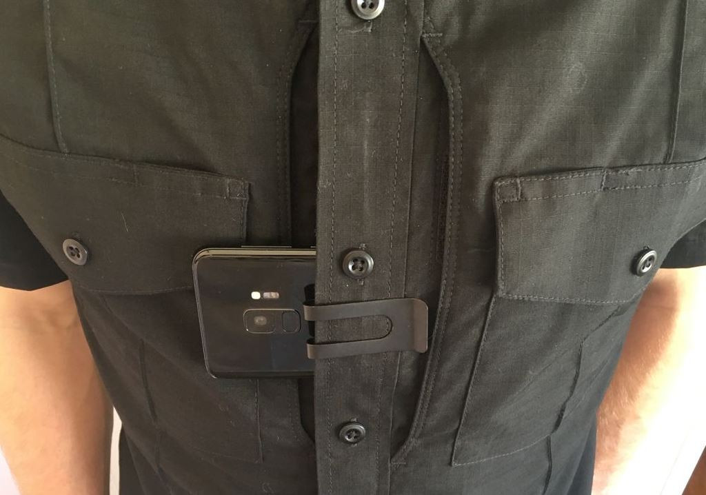 Ngoài lực lượng CSGT Việt Nam mới được trang bị chiếc camera gắn ngực chuyên dụng, cảnh sát, bảo an ở nhiều quốc gia cũng sử dụng dòng thiết bị này trong việc giám sát thi hành công vụ. Nhưng cùng với cách trang bị một dòng camera chuyên dụng, cảnh sát quận Kit Carson, bang Colorado, Mỹ lại có cách làm sáng tạo, đơn giản và tiết kiệm chi phí hơn rất nhiều.