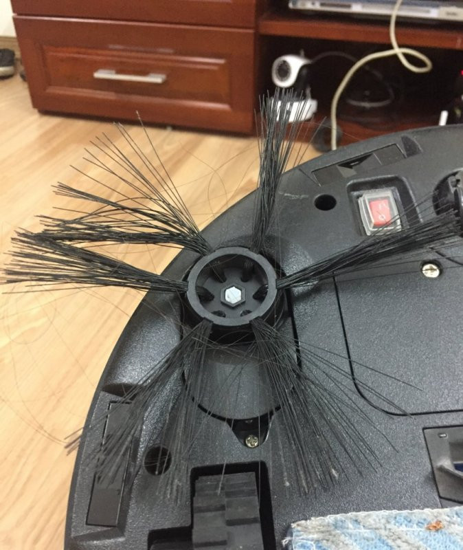 Hiện nay, có rất nhiều dòng sản phẩm máy hút bụi tự động, robot quét nhà trên thị trường. Với những thiết bị hút bụi tự động được tích hợp tính năng thông minh, người dùng có thể kiểm soát và điều khiển dễ dàng Robot hút bụi lau nhà chỉ với một chiếc điều khiển hoặc một chiếc điện thoại thông minh có kết nối Internet. Người dùng có thể điều khiển Robot bắt đầu hoạt động, tạm dừng, bắt đầu sạc.