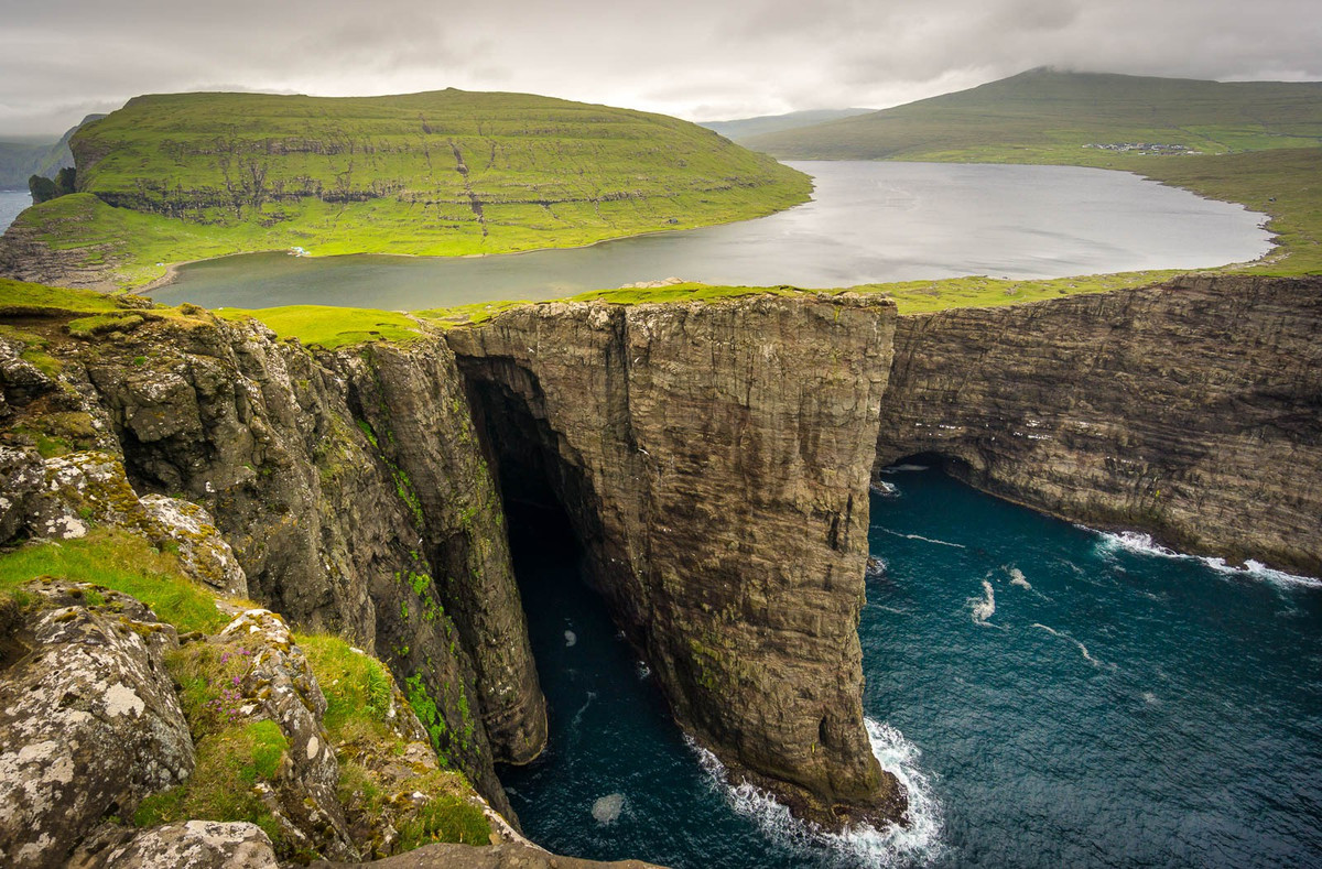 Hồ Sørvágsvatn nằm trên đảo Faroe, Đan Mạch. Hồ kỳ lạ này thực ra là một ảo ảnh quang học tự nhiên chỉ với một vách đá dốc dựng đứng chia tách hồ và đại dương. Ảnh Imgur.