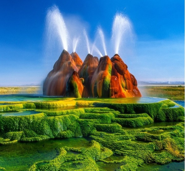 Mạch nước phun Fly, tiểu bang Nevada, Mỹ. Vào năm 1916, chủ sở hữu của một trang trại đã tiến hành khoan giếng với hi vọng sẽ biến mảnh đất sa mạc cằn cỗi thành một đồng cỏ màu mỡ. Ông này vô tình khoan trúng một túi địa nhiệt. Mãi đến năm 1964, giếng này mới bắt đầu phun nước nóng. Ảnh Reno Tahoe.