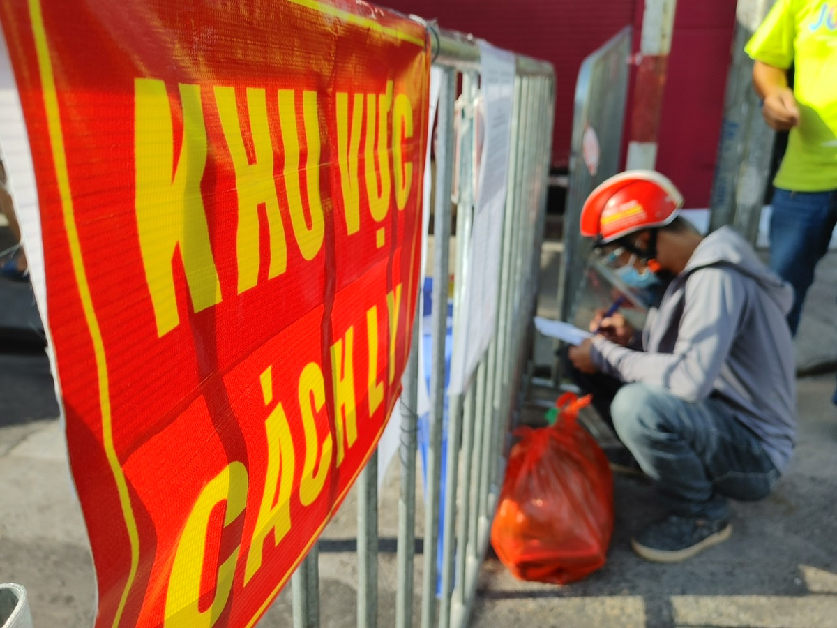 Cho đến thời điểm hiện tại, hai phường Văn Chương và Văn Miếu đang là ổ dịch phức tạp nhất của Hà Nội. Quận Đống Đa cũng đang có số ca mắc COVID-19 cao thứ 2 của Hà Nội với gần 300 ca.