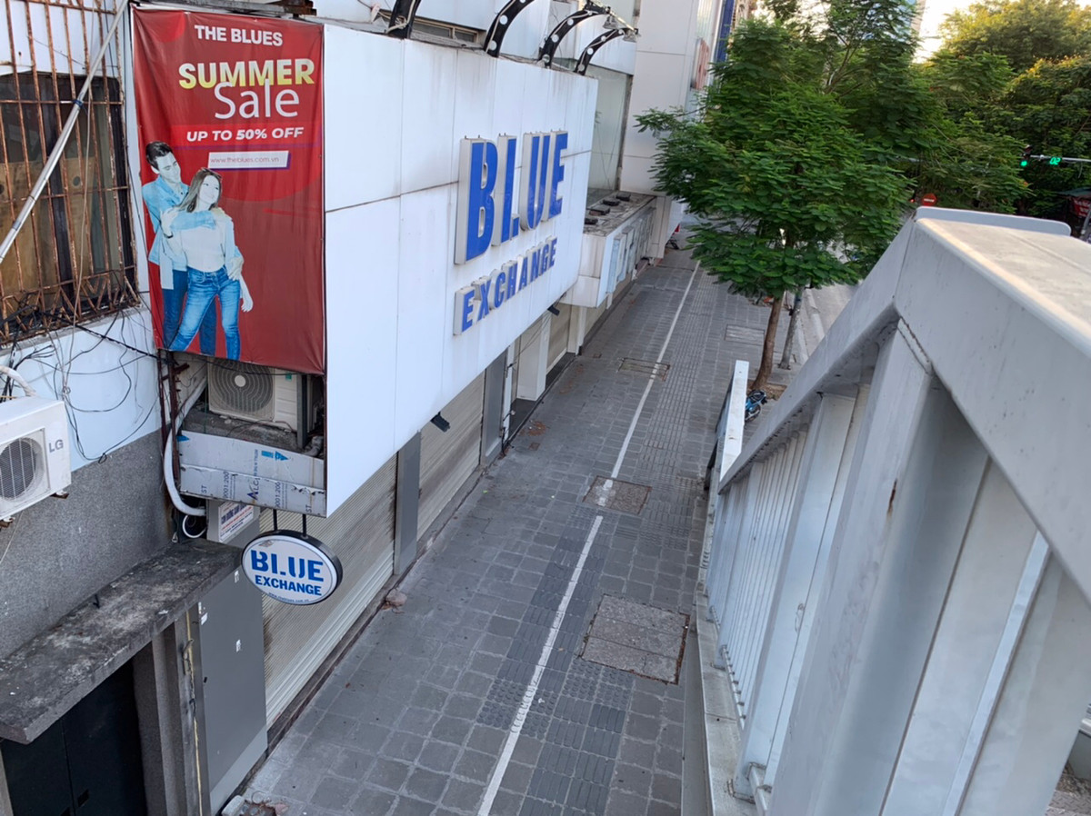 Vào ngày thường, ngay cả vỉa hè cũng được tận dụng thành điểm buôn bán. Vỉa hè phố Chùa Bộc từng được coi là “thiên đường mua sắm của sinh viên” do mặt hàng phong phú, mức giá rẻ.