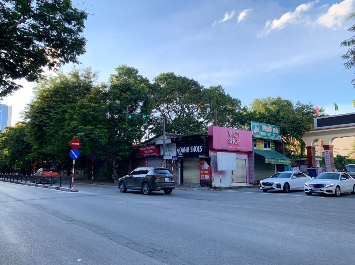 Do nằm trong diện quy hoạch nên từ nhiều năm nay loạt cửa hàng bên số nhà chẵn không được sửa sang, cải tạo nên giá thuê cũng thấp hơn nhiều so với phía đối diện.