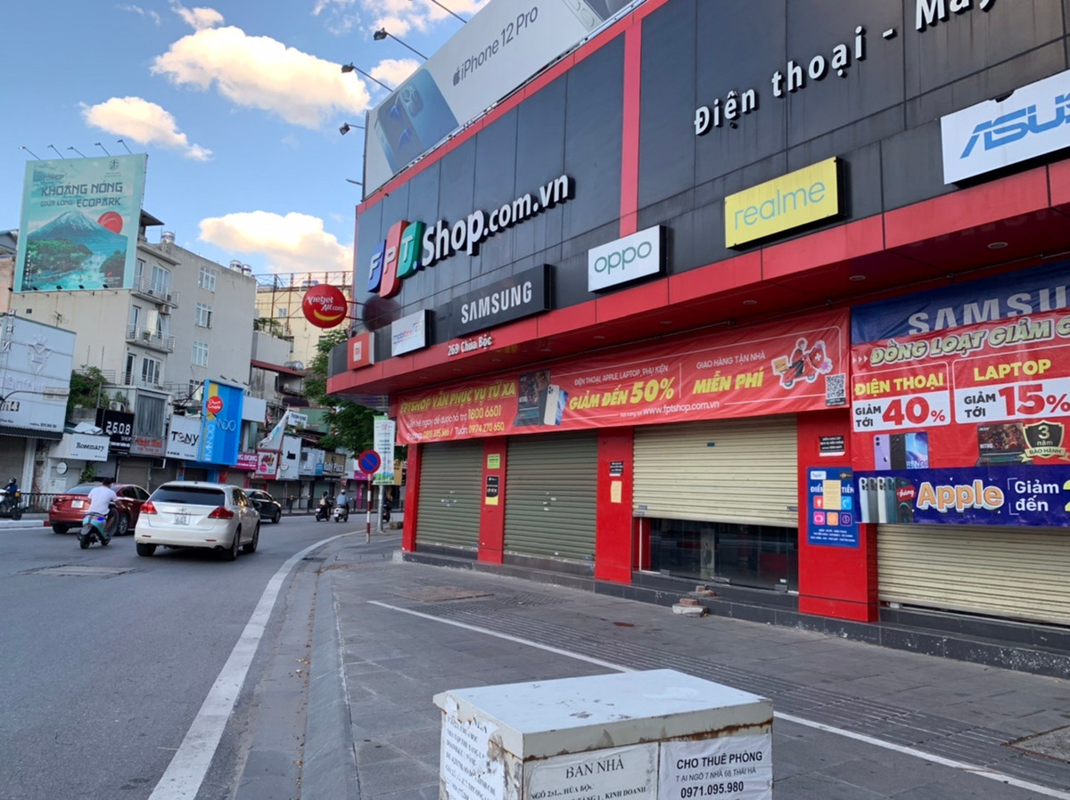 Đặc biệt, có căn nhà bên dãy số lẻ rộng gần 50m2 được rao bán với giá 29 tỷ đồng (tương đương hơn 600 triệu đồng/m2).