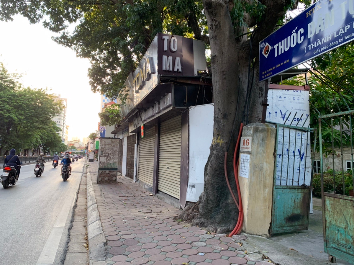 Tuy nhiên, việc giải phóng mặt bằng cũng khiến giá đất của những nhà phía sau tăng giá theo. Anh Nguyễn Trung Hiếu (ngõ 20 Chùa Bộc) cho biết, sau khi mở đường, nhà của anh được ra mặt đường Chùa Bộc tuy nhiên cho đến thời điểm hiện tại cũng không có ai hỏi mua nên anh Hiếu cũng không biết giá đất hiện nay ở mức nào.