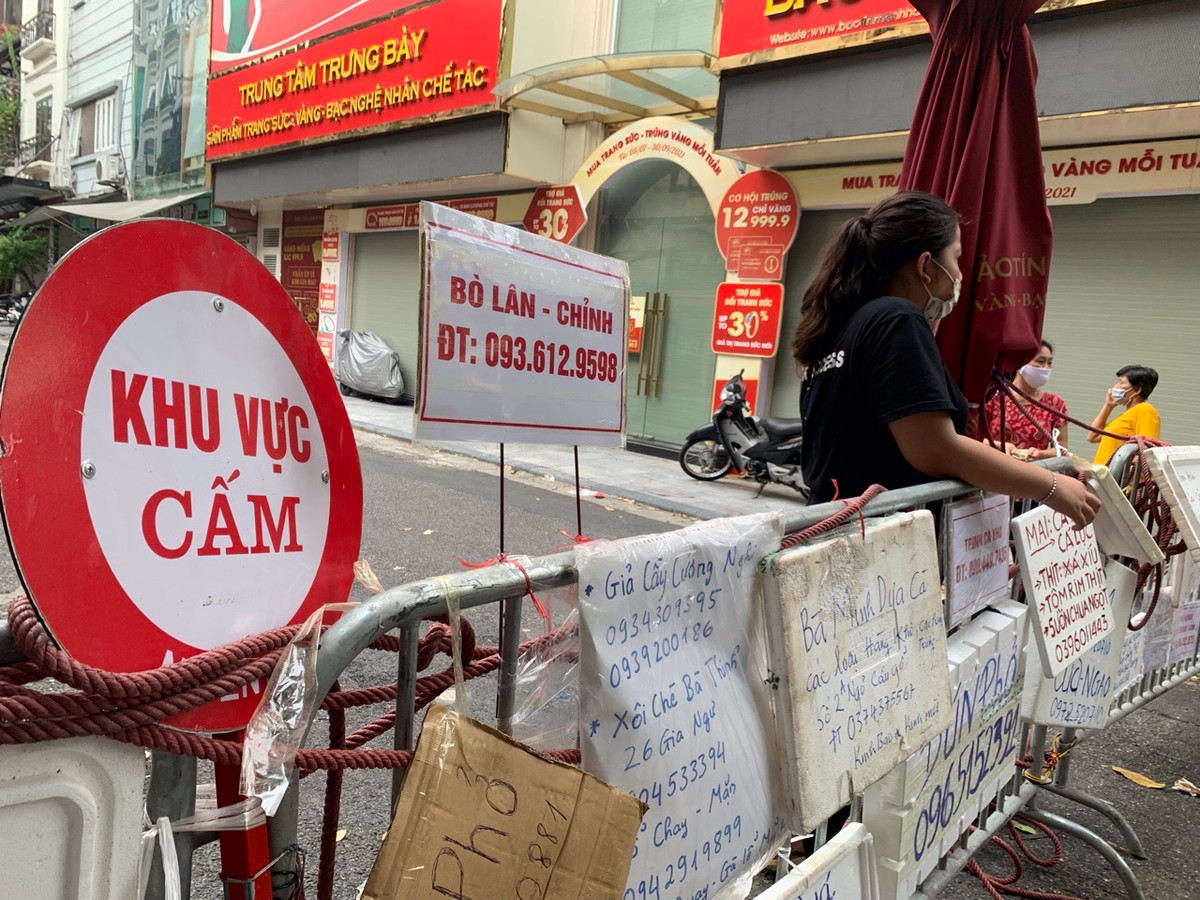 Chị Đỗ Hằng - sinh sống tại phố Hàng Thùng cho biết, khách mua hàng và người bán hàng đều đã quen biết nhau nên chỉ cần gọi điện thông báo số lượng là sẽ nhận được hàng ưng ý. Việc mua bán qua rào chắn cũng diễn ra rất nhanh chóng do không phải lựa chọn hàng hoá.