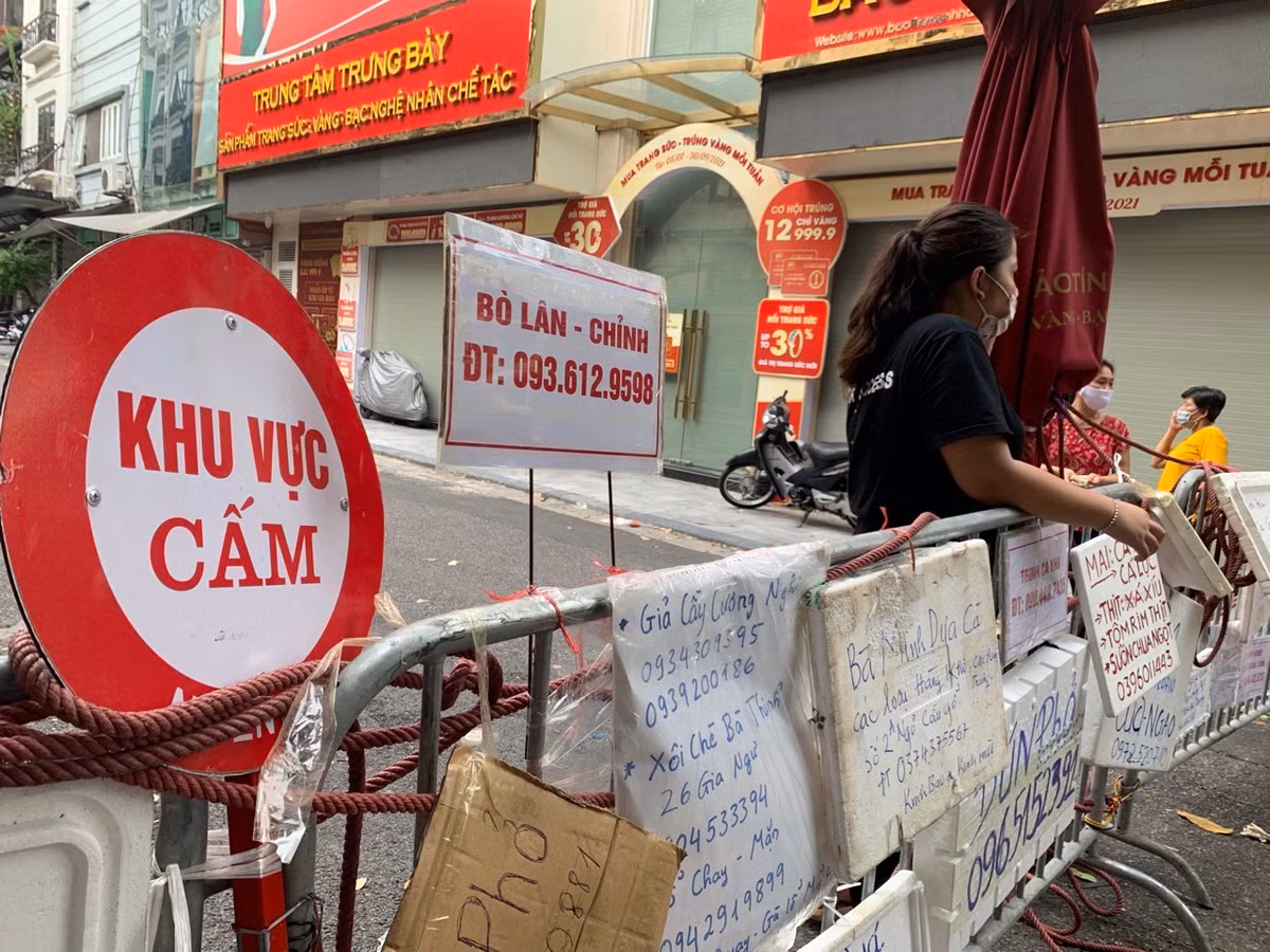 Chị Đỗ Hằng - sinh sống tại phố Hàng Thùng cho biết, khách mua hàng và người bán hàng đều đã quen biết nhau nên chỉ cần gọi điện thông báo số lượng là sẽ nhận được hàng ưng ý. Việc mua bán qua rào chắn cũng diễn ra rất nhanh chóng do không phải lựa chọn hàng hoá.