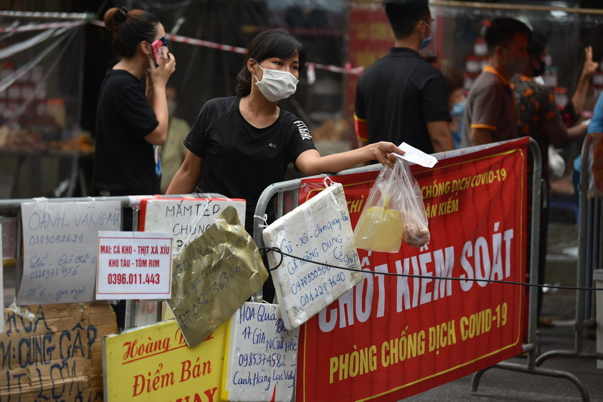 Do thấy cách bán hàng bằng biển thông báo hiệu quả nên nhiều tiểu thương cũng áp dụng ở lối chính vào chợ.